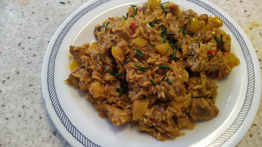 Pittige kip met rijst en paprika uit de wok