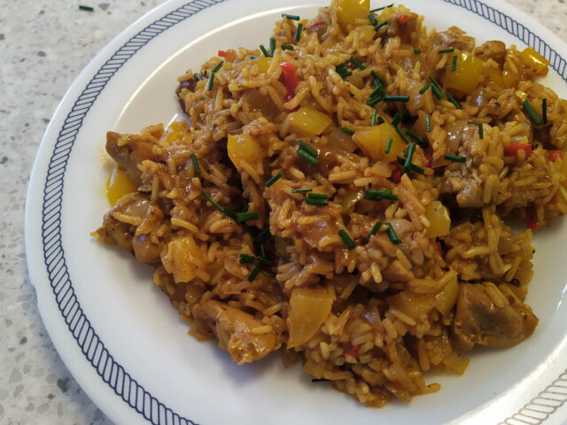 Pittige kip met rijst en paprika uit de wok
