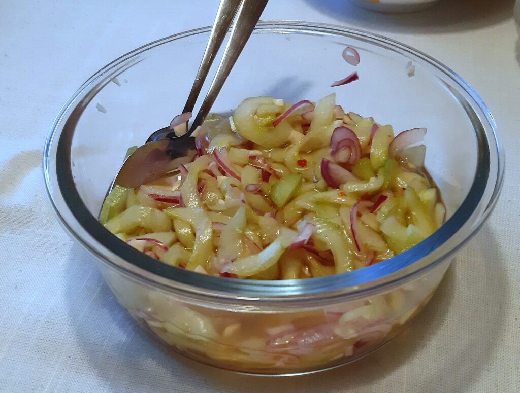 Pittige komkommersalade, beetje Aziatisch