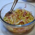 Pittige komkommersalade met rode peper, knoflook en rode ui, beetje Aziatisch