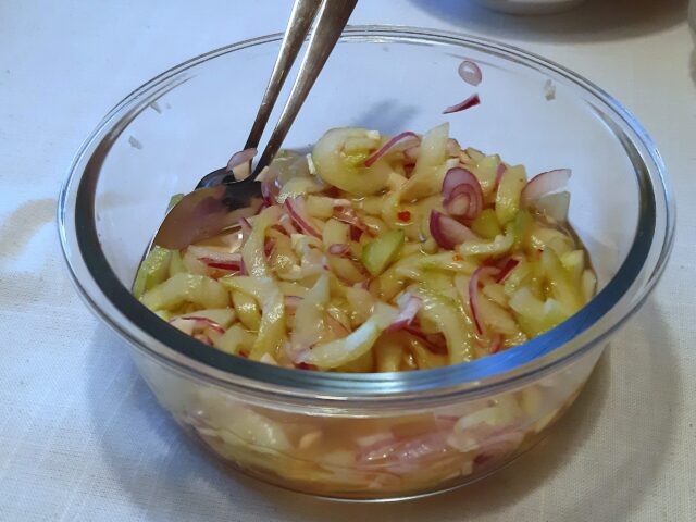 Pittige komkommersalade met rode peper, knoflook en rode ui, beetje Aziatisch