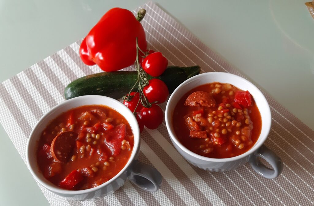 Pittige linzensoep met groenten en chorizo