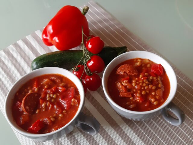 Pittige linzensoep met groenten en chorizo