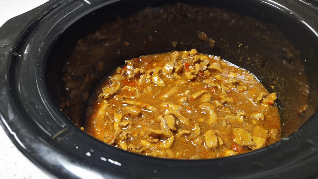 Pittige "Sambah" kippendijen uit de Slowcooker