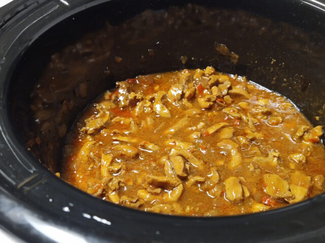 Pittige “Sambah” kippendijen uit de Slowcooker