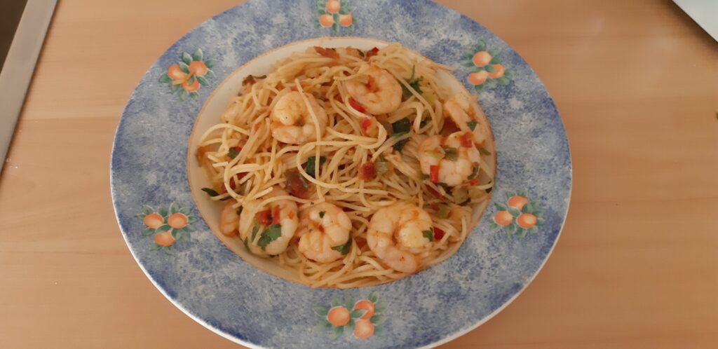 Pittige spaghetti met grote garnalen, knoflook en gedroogde tomatentapenade