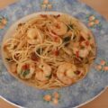 Pittige spaghetti met grote garnalen, knoflook en gedroogde tomatentapenade