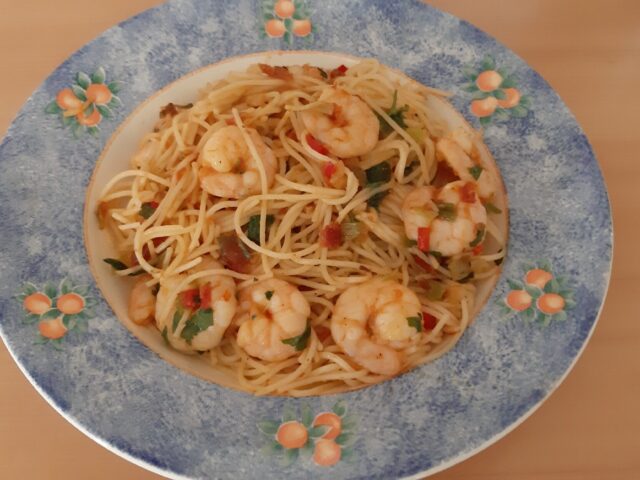 Pittige spaghetti met grote garnalen, knoflook en gedroogde tomatentapenade