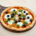 Pizza met gorgonzola, mozzarella en blauwe bosbessen