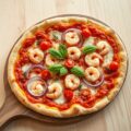 Pizza met scampi, ui en chilipepers