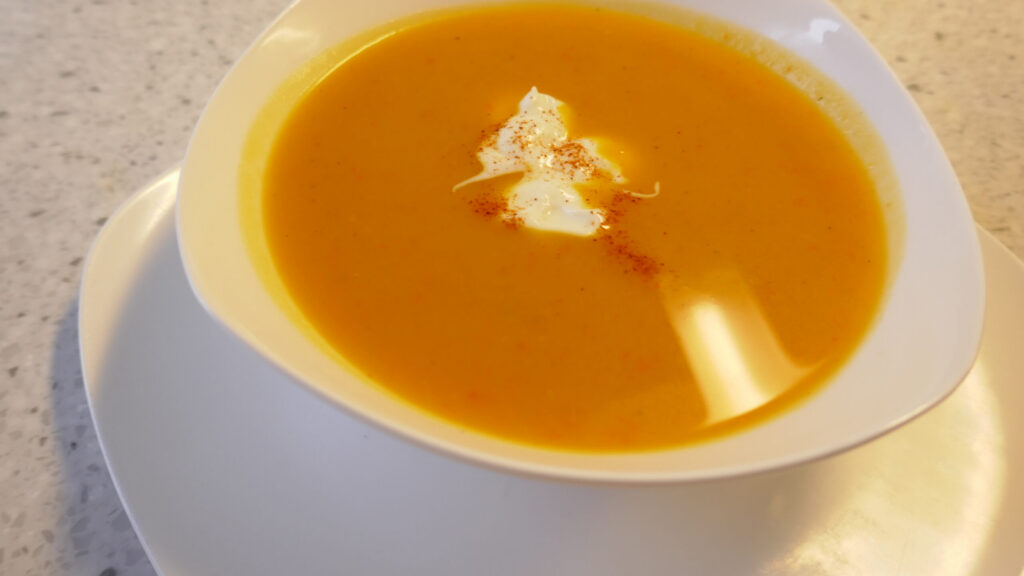 Pompoensoep met appel en sinaasappelsap