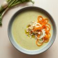 Prei-aardappelsoep met tagliatelle van wortel en witte rammenas, amandelschilfers