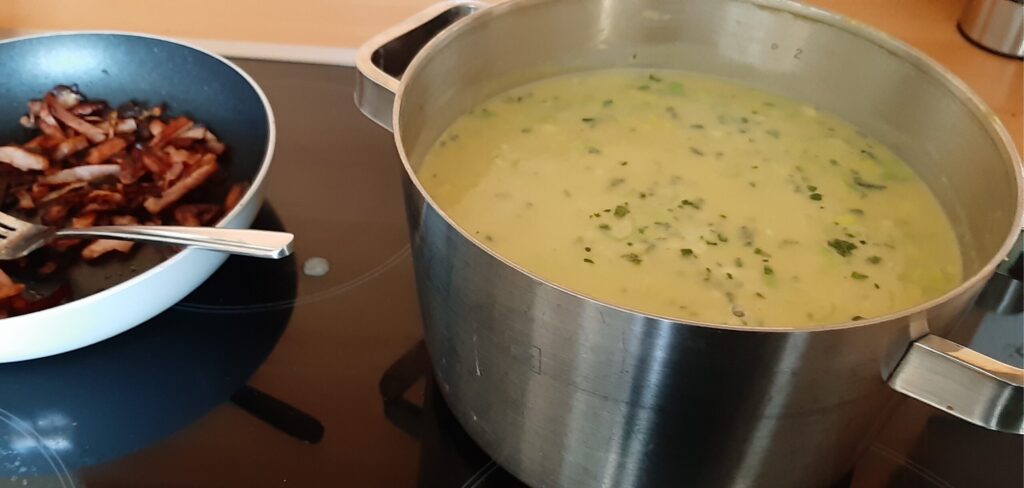 Prei-mosterdsoep met krokant ontbijtspek
