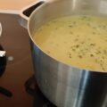Prei-mosterdsoep met krokant ontbijtspek