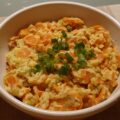 Verrassende husselpot van winterpeen en lente-uitjes met mosterdpuree