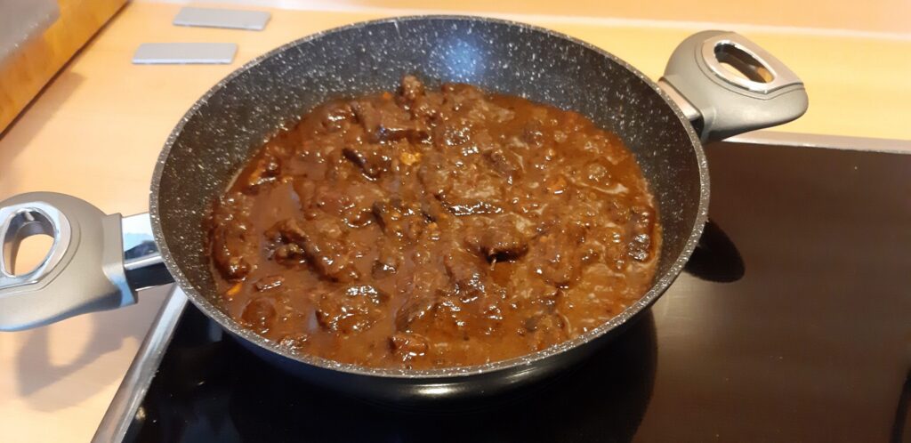 Provençaalse rundvleesstoofpot uit de slowcooker of braadpan