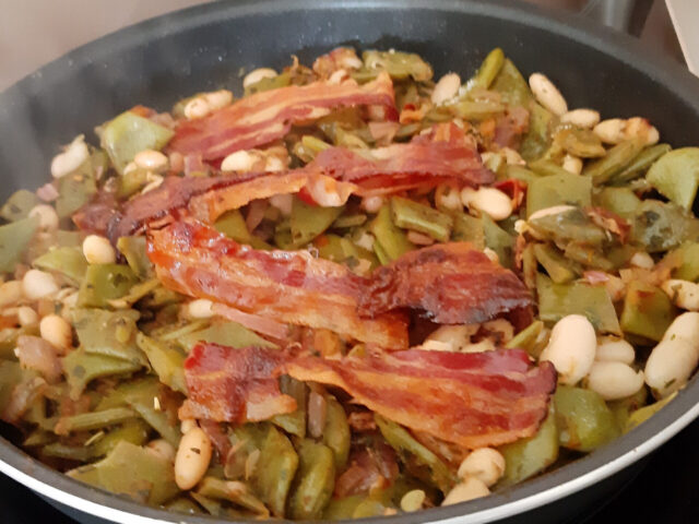Provençaalse snijbonen met cannellinibonen en spek