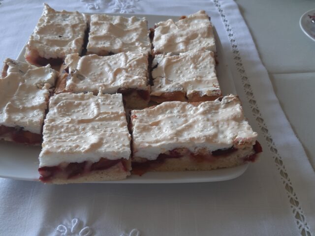 Kwetsenplaattaart met meringue