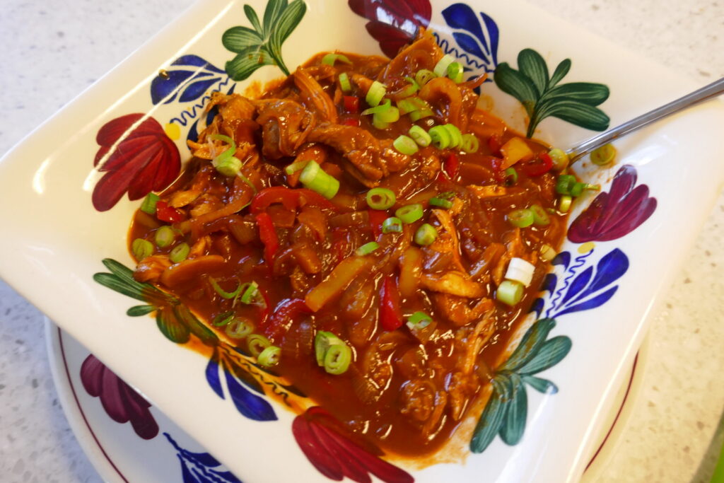 Pulled Kippendij in een Oosterse paprikastoof