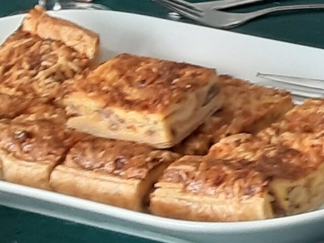 Quiche met gekarameliseerde uien en kaas