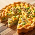 Quiche met kippenragout en doperwten