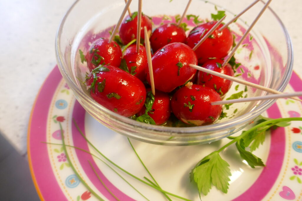 Radijsjes in heerlijke knoflook- kruidenmarinade