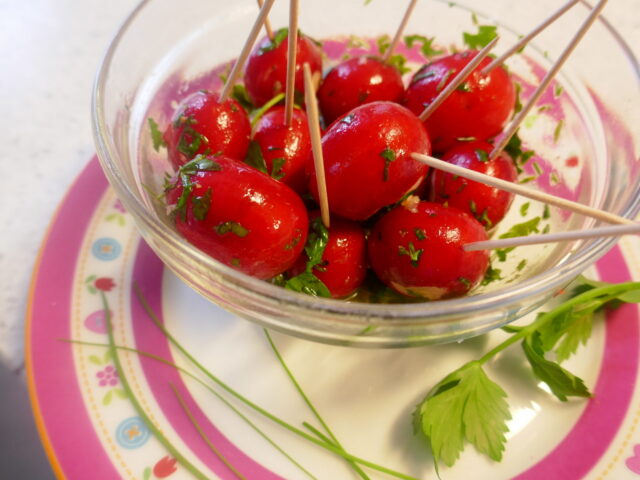 Radijsjes in heerlijke knoflook- kruidenmarinade