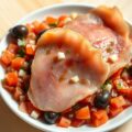 Rauwe ham met tomatensalsa en gedroogde olijven