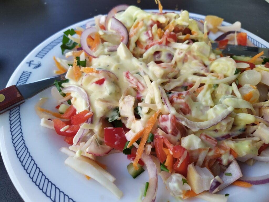 Rauwkost salade met gerookte kip en een yoghurt dressing