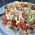 Rauwkost salade met gerookte kip en een yoghurt dressing