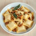 Ravioli met witte pens en geroosterde pompoenpitten
