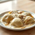 Ravioli van kalfsvlees en roomsaus