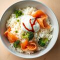 Rijst met crème fraîche en gerookte zalm
