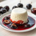 Rijstbavarois met pruimen in wijnsaus