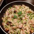 Rijst met kastanjechampignons, doperwten, ham en lente-uitjes