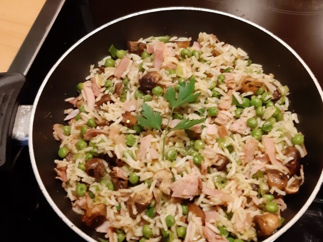 Rijst met kastanjechampignons, doperwten, ham en lente-uitjes