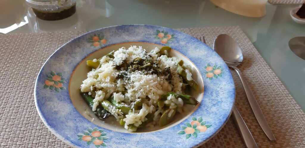 Risotto met groene asperges, doperwten en pesto