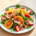 Rocketsalade met Parmaham en aardbeiendressing