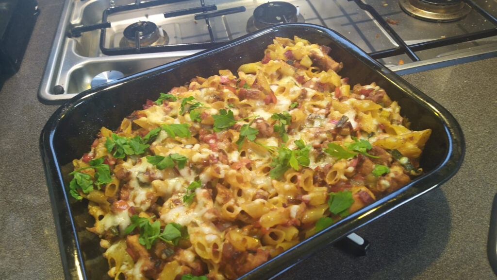 Rode pesto ovenschotel met kip en pasta