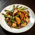 Roerbak van asperges met kalfsvlees en paddestoel