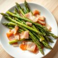 Roergebakken groene asperges met beenham