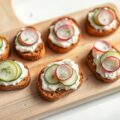 Roggetoastjes met kruidenkaas