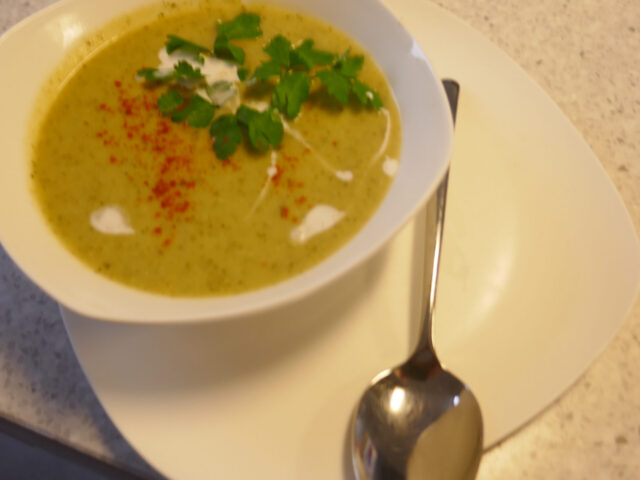 Romige courgette soep met kokosmelk