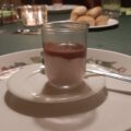 Verrukkelijk voorgerecht van romige hammousse met portgelei