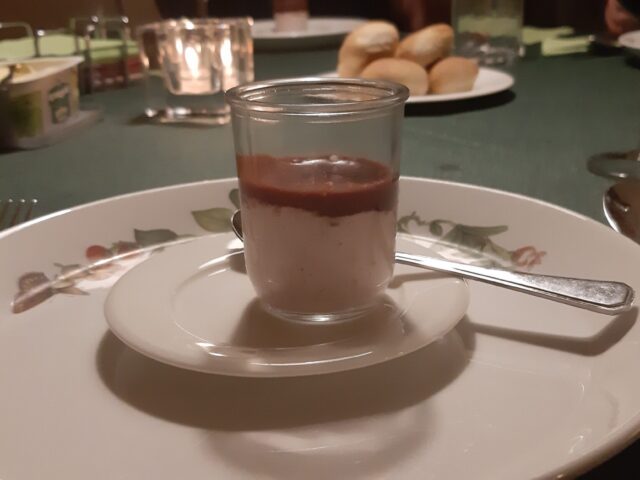 Verrukkelijk voorgerecht van romige hammousse met portgelei