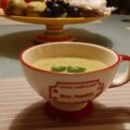 Romige Italiaanse courgettesoep met verse basilicum