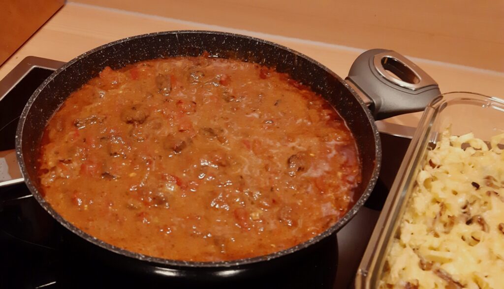 Romige Italiaanse rundvleesstoofpot met rode wijn, paprika en tomaat