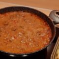 Romige Italiaanse rundvleesstoofpot met rode wijn, paprika en tomaat