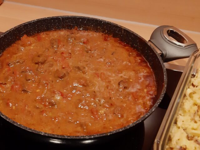 Romige Italiaanse rundvleesstoofpot met rode wijn, paprika en tomaat