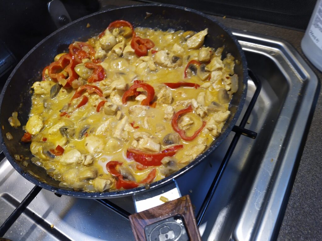 Romige kip kerrie met champignons en puntpaprika